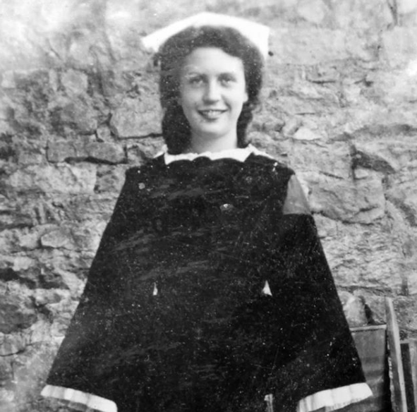 Jour 18: une photo de ma Grand-mère Paternelle quand elle était jeune, en costume Breton traditionnel avec sa coiffe.