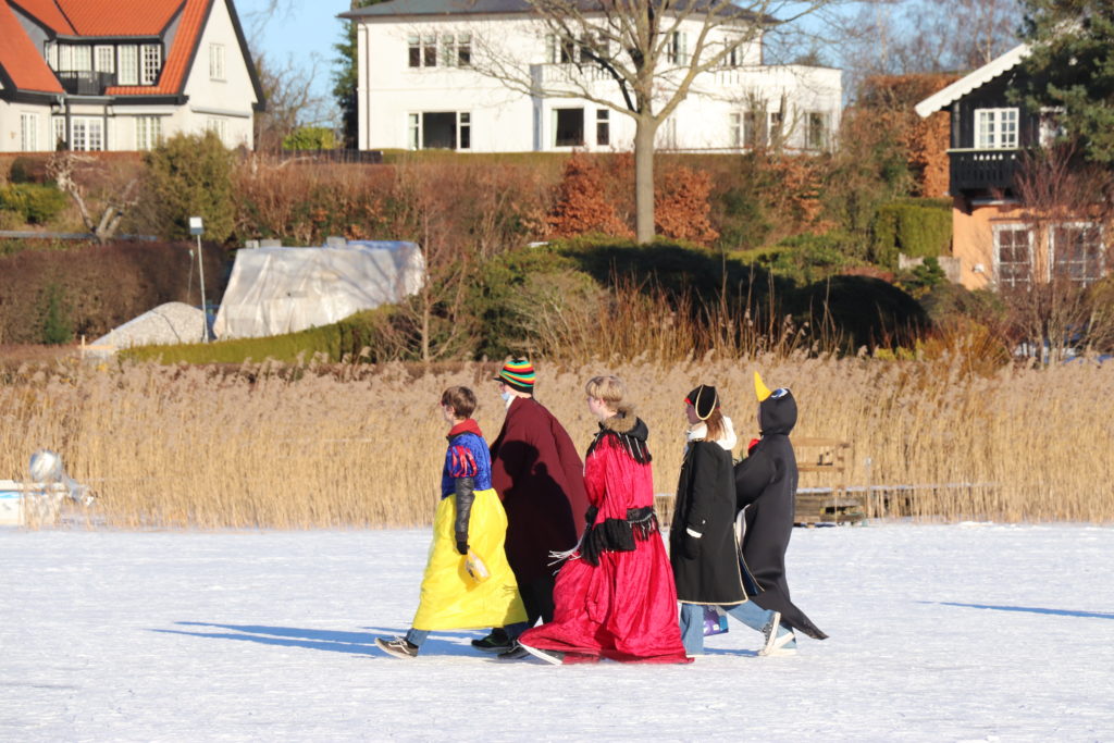 Enfants se promenant lors de Fastelavn: le mardi gras danois!
