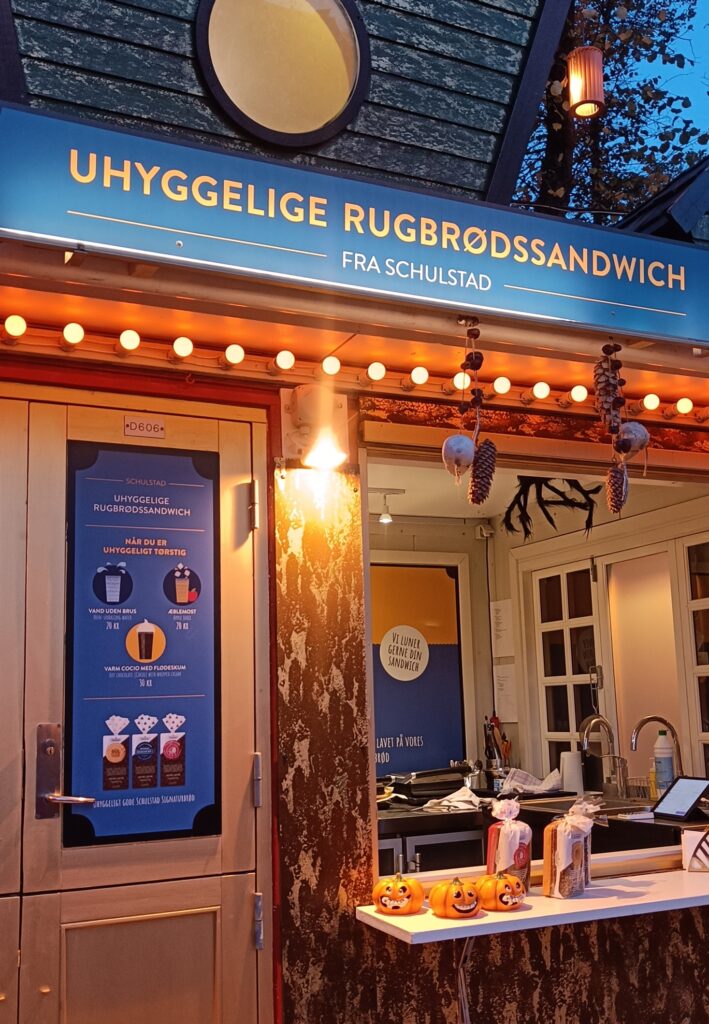 Tivoli, un des restaurants pop-up avec un nom parfait pour halloween: Uhyggelige Rubrødssandwich: Le sandwich au pain noir pas du tout hygge!